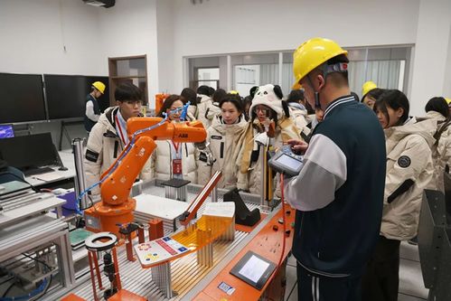 香港青年交流團參訪保定市職業(yè)技術(shù)教育中心 技術(shù)交流搭建友誼橋梁